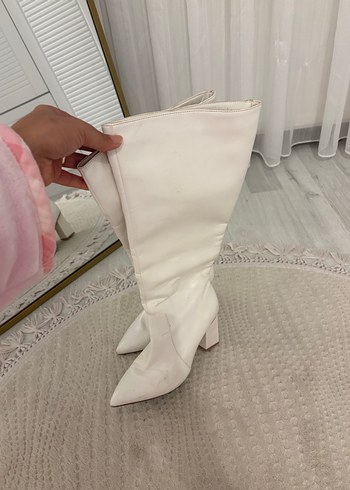 Beyaz Deri Topuklu Çizme