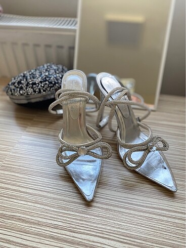 Zara Taş fiyonklu topuklu ayakkabı