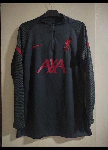 Liverpool Nike antrenman ürünü.