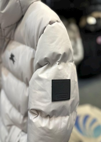 Siyah Kapüşonlu Kısa Şişme Mont - Görsel 4