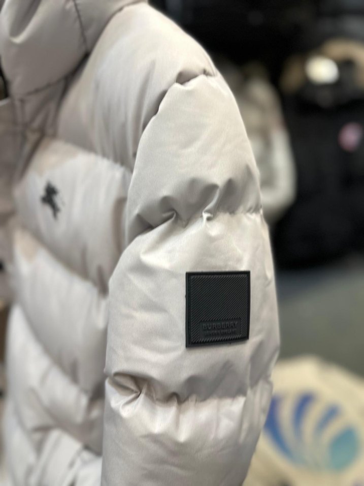 Siyah Kapüşonlu Kısa Şişme Mont - Görsel 4