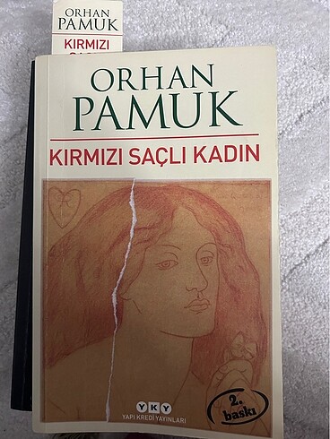 Kırmızı saçlı kadın