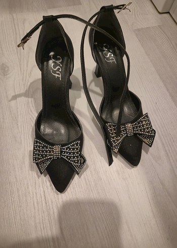 Bambi Siyah Stiletto Fiyonklu Ayakkabı