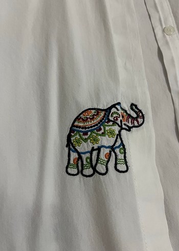 Nakışlı, Düğmeli, Kısa Kollu Beyaz Kadın Gömlek - Görsel 2