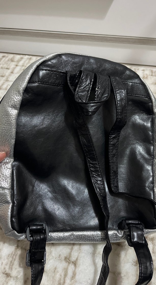 Gri Deri Nakışlı Rock Punk Sırt Çantası - Görsel 4