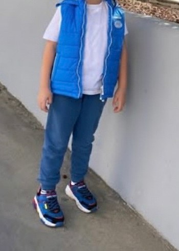 Erkek Çocuk Kapüşonlu Mavi Şişme Yelek - Görsel 5