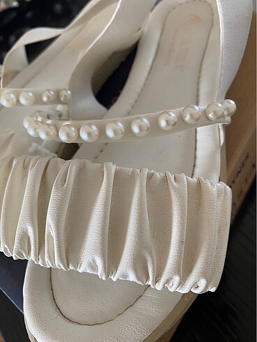 Beyaz incili sandalet - Görsel 4