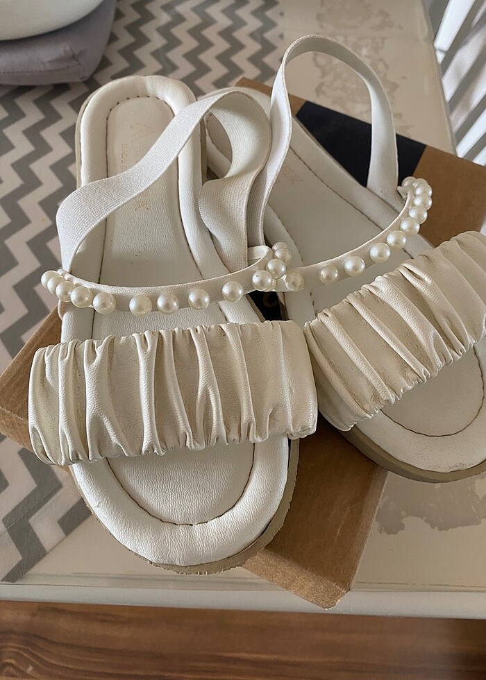 Beyaz incili sandalet - Görsel 3