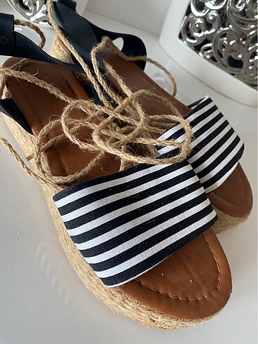 Hasır detaylı bilekte n bağlamalı sandalet - Görsel 5