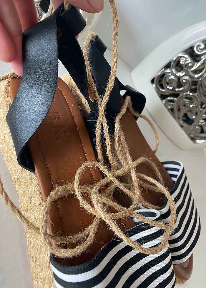 Hasır detaylı bilekte n bağlamalı sandalet - Görsel 3