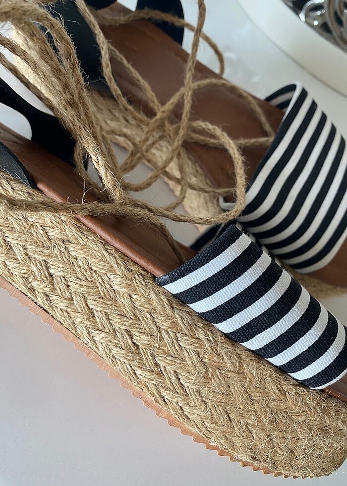 Hasır detaylı bilekte n bağlamalı sandalet - Görsel 4