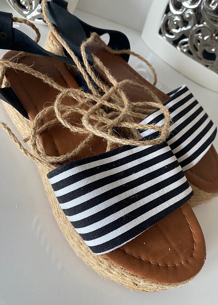 Hasır detaylı bilekte n bağlamalı sandalet - Görsel 5