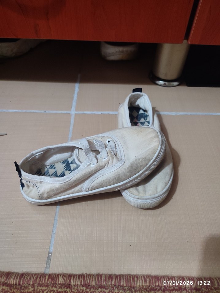 Beyaz Minimalist Çocuk Sneaker - Görsel 2