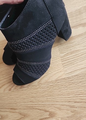 Kemer Detaylı Siyah Süet Dolgu Topuklu Kadın Ayakkabı - Görsel 7