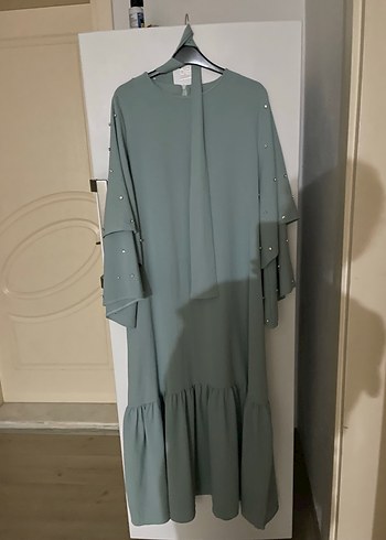 Kolları taşlı tesettür elbise