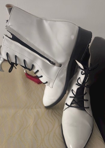 Beyaz Bağcıklı Stiletto Topuklu Kadın Bot - Görsel 2