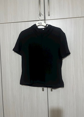 Siyah Kısa Kollu Yüksek Yakalı Kadın Tişört