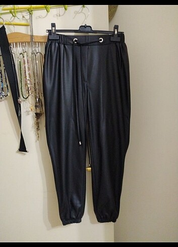 Deri görünümlü jogger