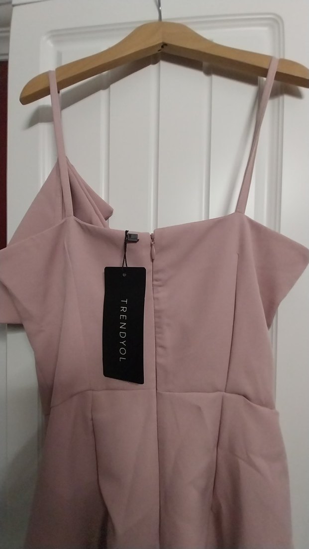 #kadın elbise 
Pudra Pembe Omuzları Açık Fırfırlı Uzun Elbise - Görsel 4