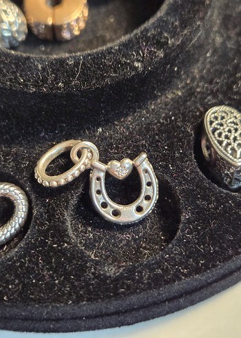 Pandora Uğurlu At Nalı Sallantılı Charm