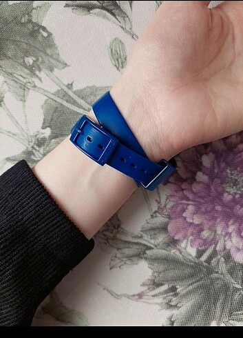 Beden Swatch uzun lacivert dolamalı saat