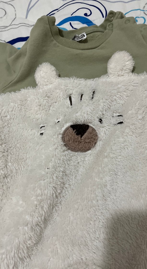 Yeşil ve beyaz peluş detaylı bebek tulumu - Görsel 3