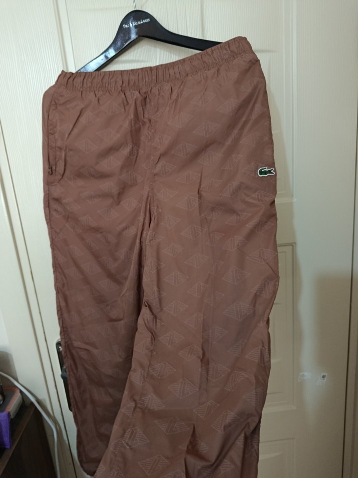 Lacoste Kahverengi Desenli Rahat Pantolon — görsel 2/4