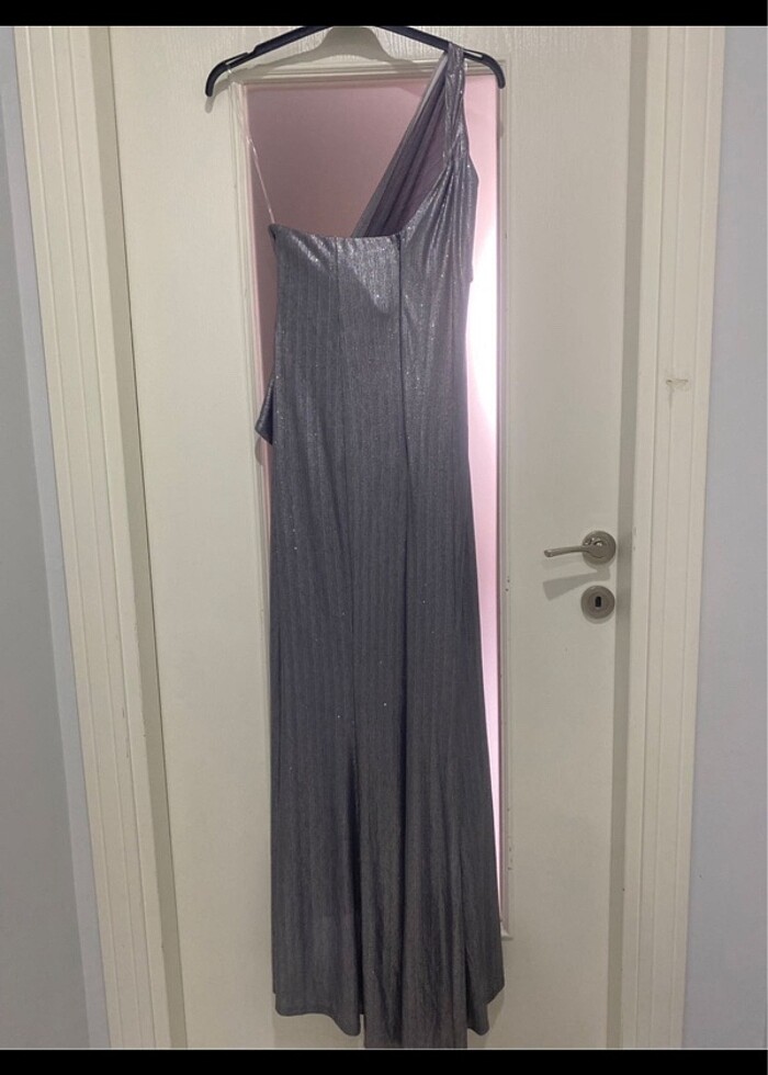 Sadece bi kez giyildi star bir abiye - Görsel 2