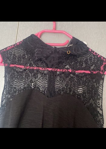 Siyah Dantel Detaylı Yüksek Yakalı Kolsuz Bluz - Görsel 3