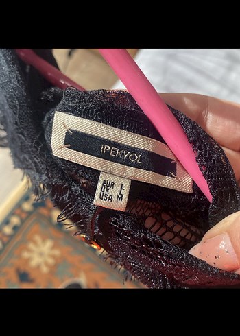 Siyah Dantel Detaylı Yüksek Yakalı Kolsuz Bluz - Görsel 2