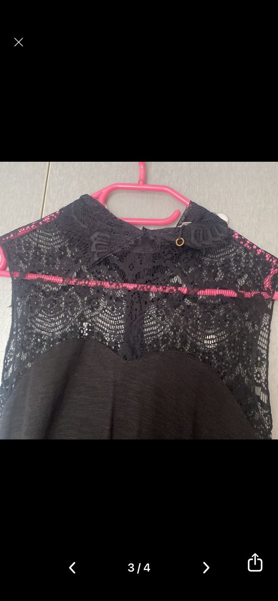 Siyah Dantel Detaylı Yüksek Yakalı Kolsuz Bluz - Görsel 3