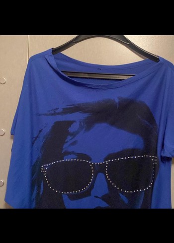 Asimetrik Kesim Mavi Baskılı Tişört - Görsel 2