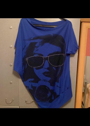 Asimetrik Kesim Mavi Baskılı Tişört - Görsel 3