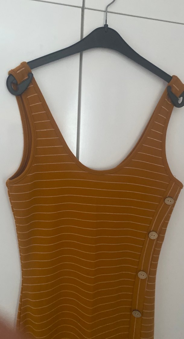 Düğmeli V Yaka Uzun Kahverengi Elbise - Görsel 3