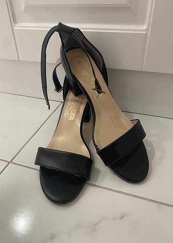 Klasik Siyah Tokalı Topuklu Kadın Ayakkabı