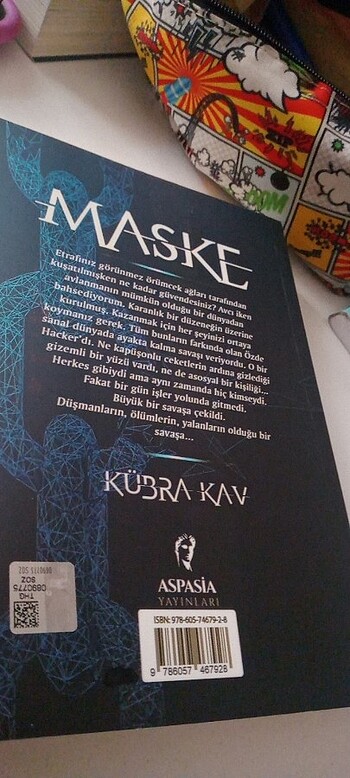  Beden Renk Kübra Kav-Maske imzalı kitap