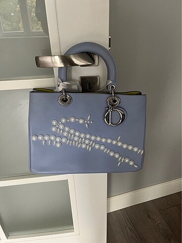 Dior canta
