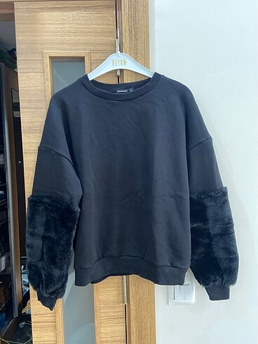 bisiklet yaka siyah kol detaylı sweat