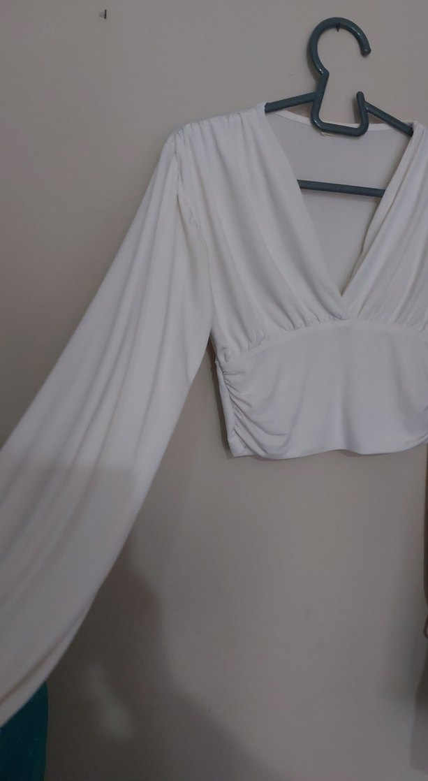 Beyaz V Yakalı Drapeli Uzun Kollu Bluz - Görsel 2