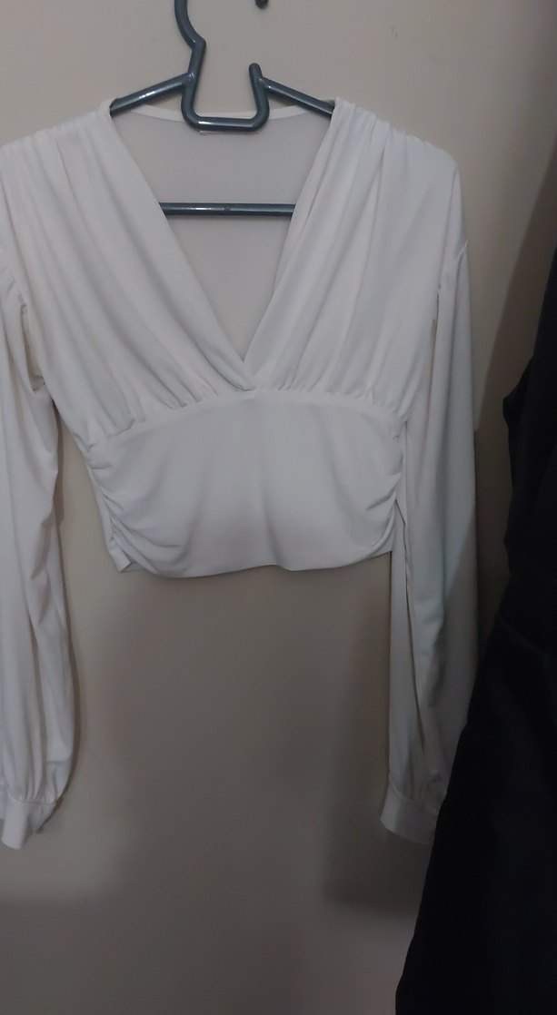 Beyaz V Yakalı Drapeli Uzun Kollu Bluz - Görsel 4