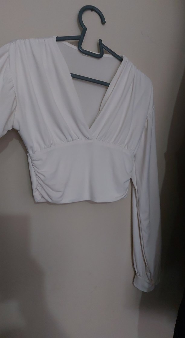 Beyaz V Yakalı Drapeli Uzun Kollu Bluz - Görsel 3