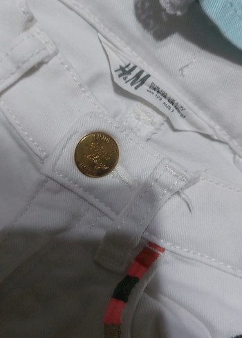 Nakışlı Beyaz Pamuklu Düğmeli Kız Şortu - Görsel 5