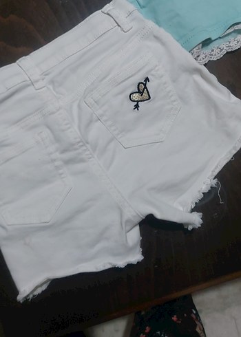 Nakışlı Beyaz Pamuklu Düğmeli Kız Şortu - Görsel 4