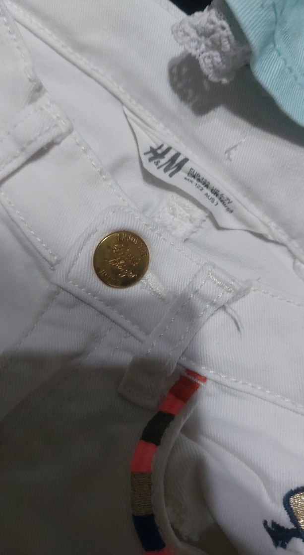 Nakışlı Beyaz Pamuklu Düğmeli Kız Şortu - Görsel 5