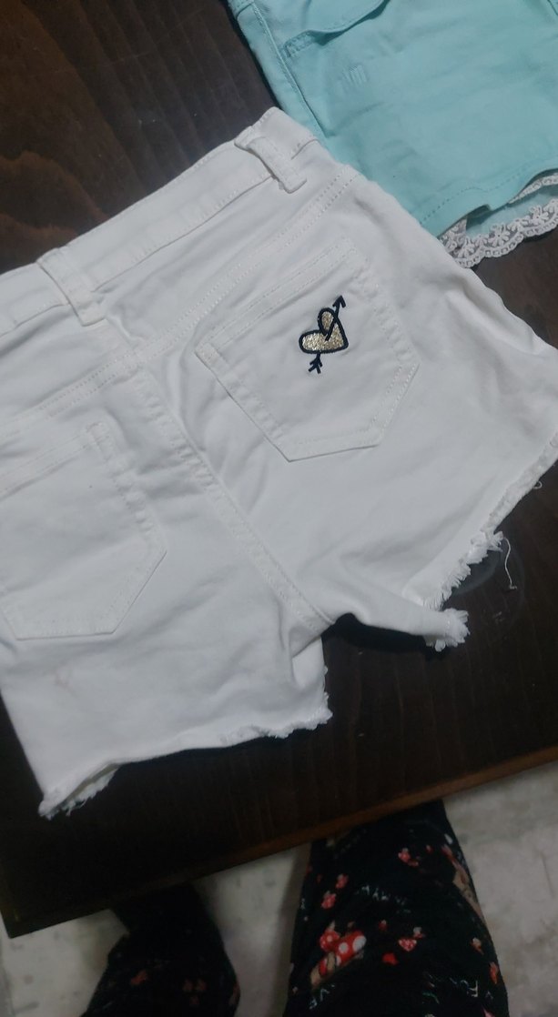 Nakışlı Beyaz Pamuklu Düğmeli Kız Şortu - Görsel 4