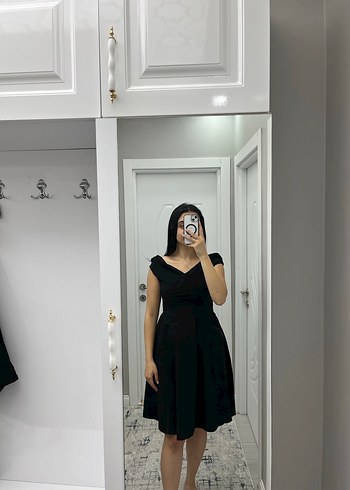 V Yaka Siyah Midi Elbise