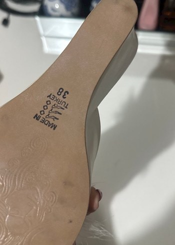 Beyaz Kadın Tüylü Dolgu Topuk Terlik - Görsel 2