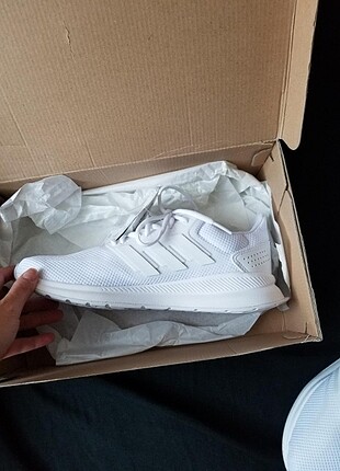 Beyaz adidas yuruyus ve kosu ayakkabisi