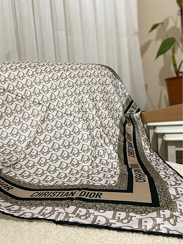 Dior eşarp