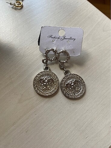 Accessorize gümüş madalyon küpe